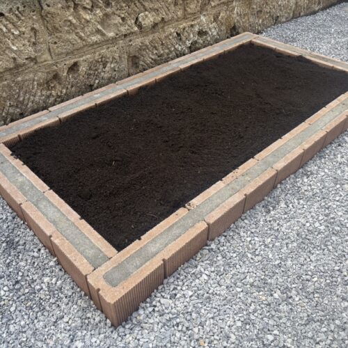 お庭側の花壇への黒土入れ作業となります。