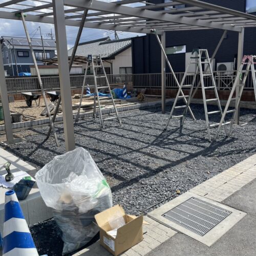 本日は駐車場部分のカーポートの設置作業となります。