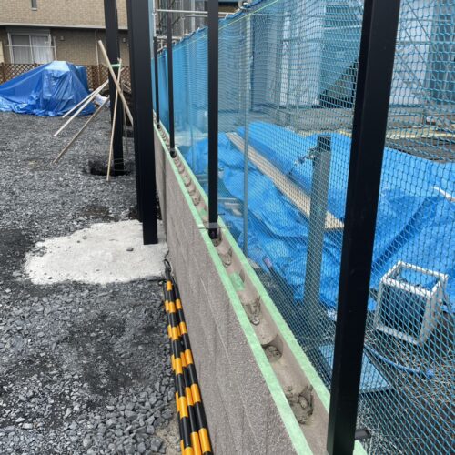 東側の境界側ブロックへフェンス設置の為に柱の建て込み作業となります。