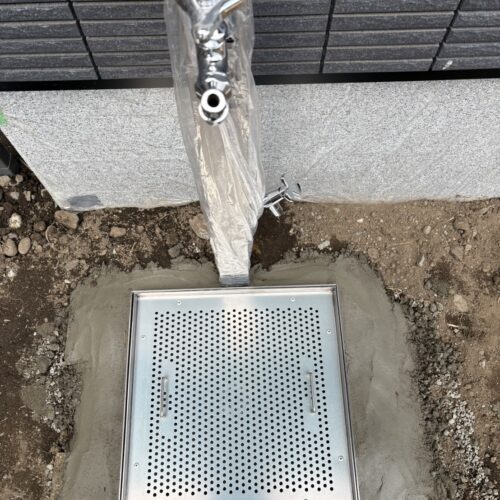 お庭側の水栓柱の設置と水栓パンと浸透マスの設備工事作業となります。