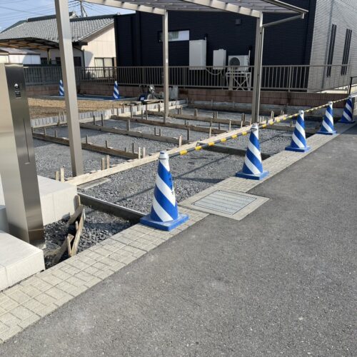 駐車場コンクリートの型枠組立です。