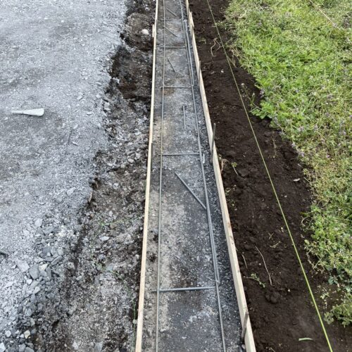 本日は西側境界のブロック型枠と背筋組み作業となります。