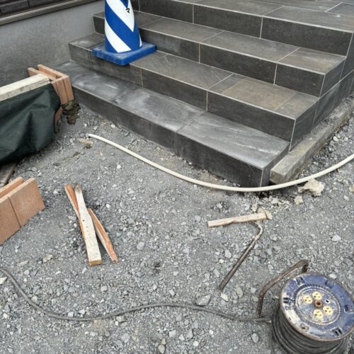 玄関階段部分にタイル張り１段を追加でのタイル張り作業となります。