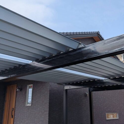 折版屋根カーポート組み立て作業です。