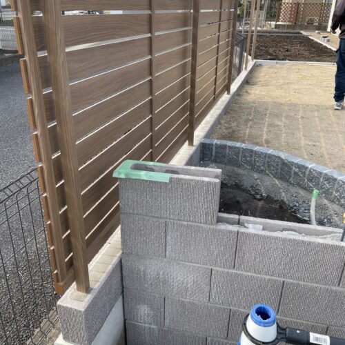 西側の境界側のフェンス取り付け作業となります。