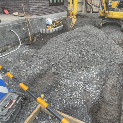 本日は砕石を入れてプレートにて転圧の作業となります。