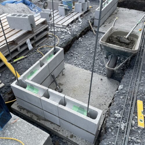 塗り壁部分の下地、門袖ブロック積み作業となります。