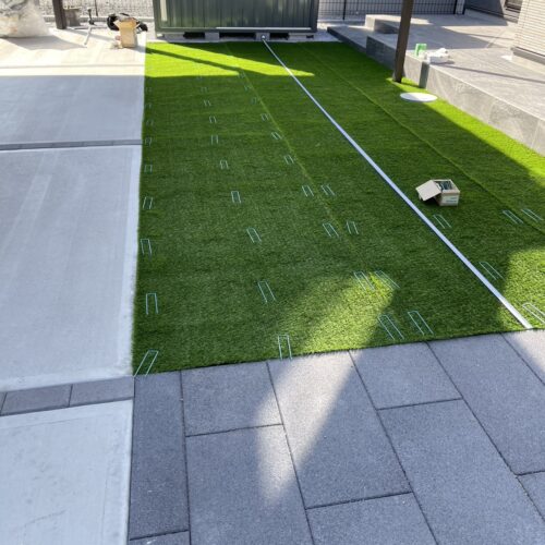 お庭の部分への人工芝張り作業となります。