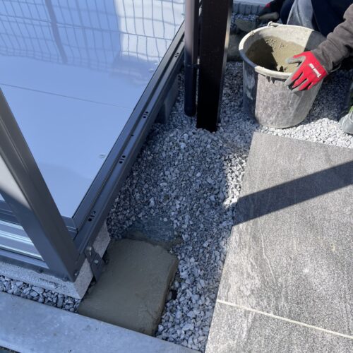 物置の設置工事となります。四つ角には転倒防止工事を行います。