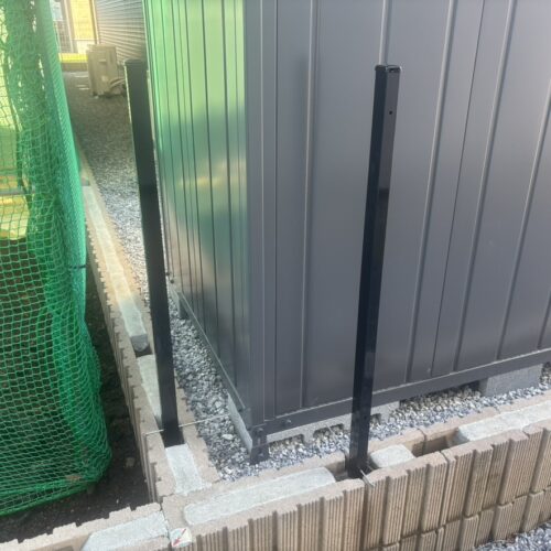 境界部分のブロックへフェンス設置の為に柱の建て込み作業となります。