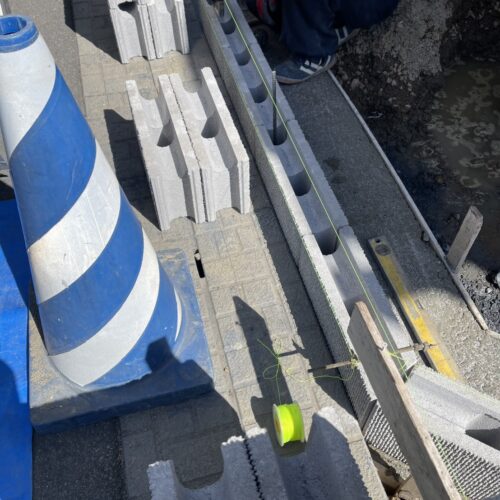 西側道路側のブロック積み作業となります。