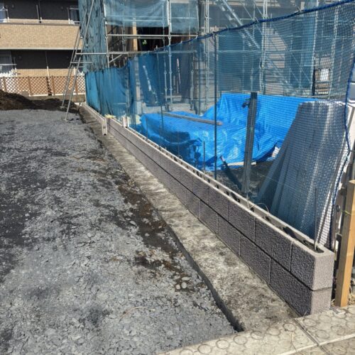 東側のブロック積み作業となります。