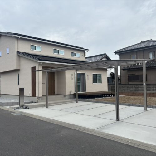 駐車場の土間コンクリートの養生も完了となりましてカラコーン等を片付けて参ります。お車を入れて頂いて大丈夫です。駐車場をご使用ください。ありがとうございました。