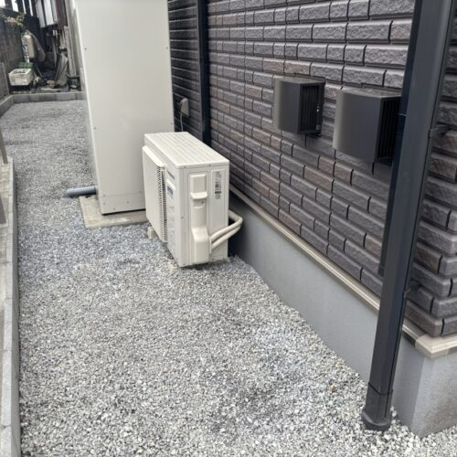 防草シート及び6号砕石の敷き込み作業となります。