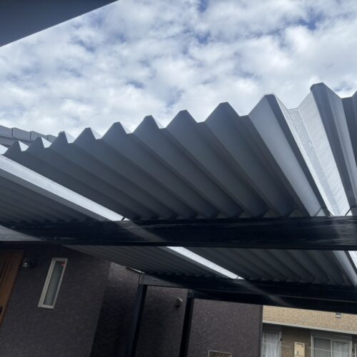 カーポートの折板屋根の設置作業となります。