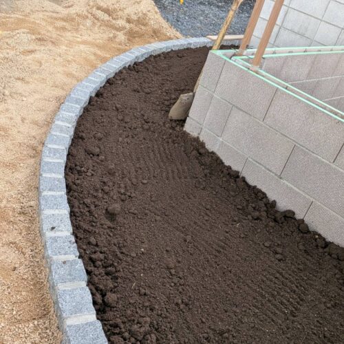 花壇の黒土入れ作業です。