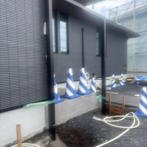 玄関前の目隠しフェンスの柱枠の建て込み作業となります。