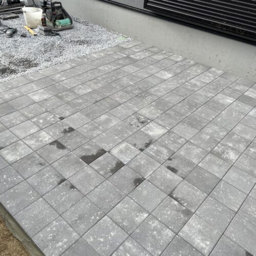 ロシェ・ナチュラルの平板敷き作業となります。