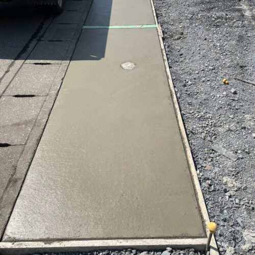 本日は駐車場の乗り入れ部分と駐車場の土間コンクリート打設の作業となります。