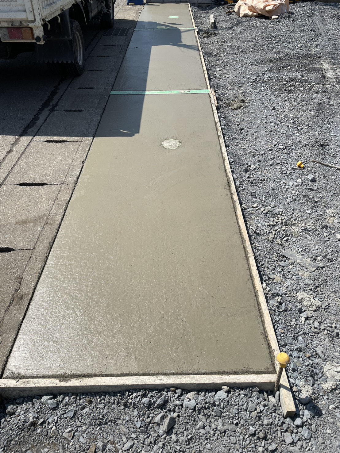 本日は駐車場の乗り入れ部分と駐車場の土間コンクリート打設の作業となります。