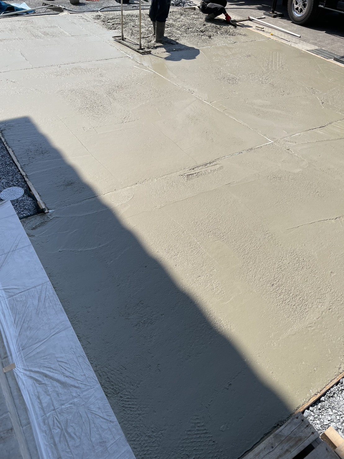 本日は駐車場部分の土間コンクリートの打設作業となります。