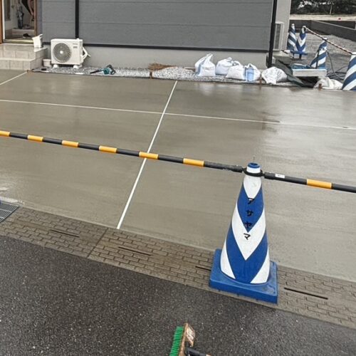 動物避けのネットを片付けまして駐車場部分の養生となります。