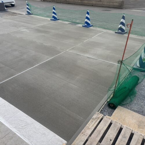駐車場の土間コンクリート打設後の養生となります。