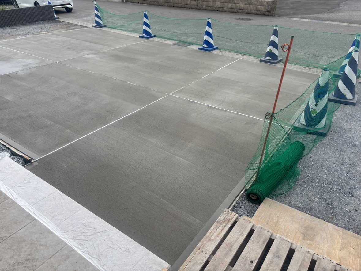 駐車場の土間コンクリート打設後の養生となります。