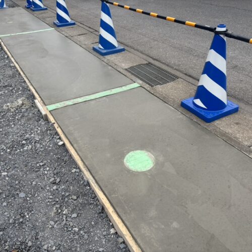 駐車場土間コンクリートの養生中となります。