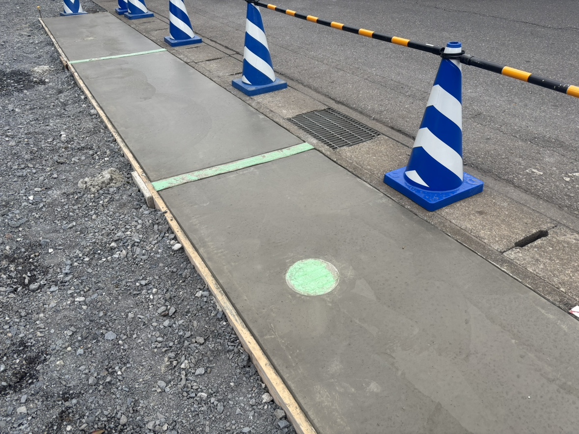 駐車場土間コンクリートの養生中となります。