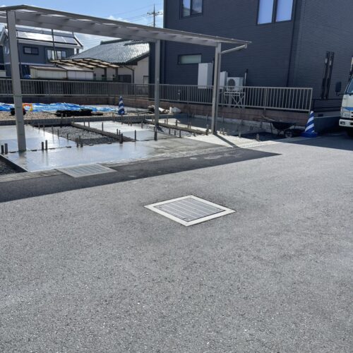 本日はようやくお天気も回復して駐車場部分のコンクリート打設作業となります。