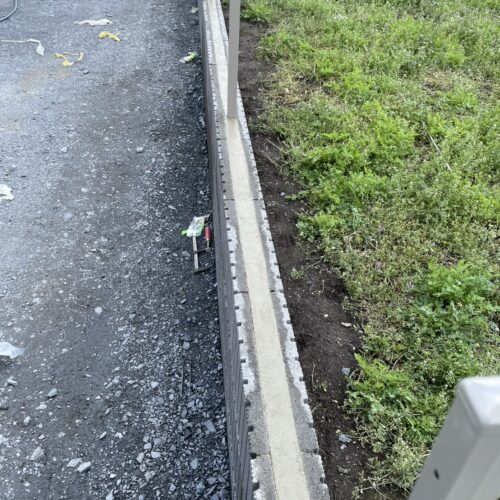 本日はフェンスの柱建て及びブロック天端の均し作業となります。