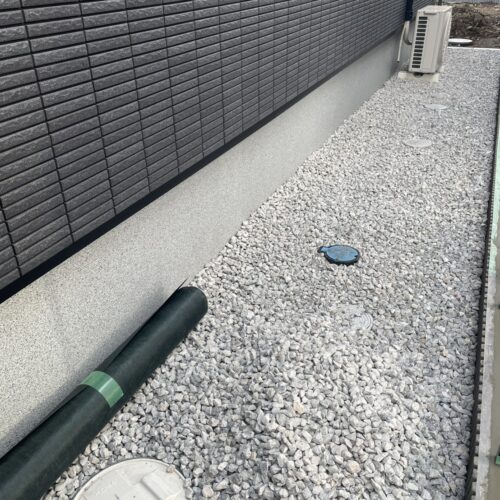 家周りに防草シート敷き及び5号砕石入れ作業となります。