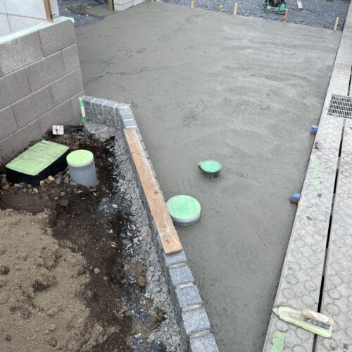 門袖前の平板の下地コンクリートの打設作業となります。