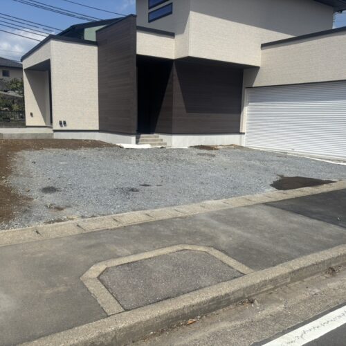 本日は工事着工前のご近隣へのご挨拶にお伺いさせて頂きました。お待たせ致しました外構工事着工となります。