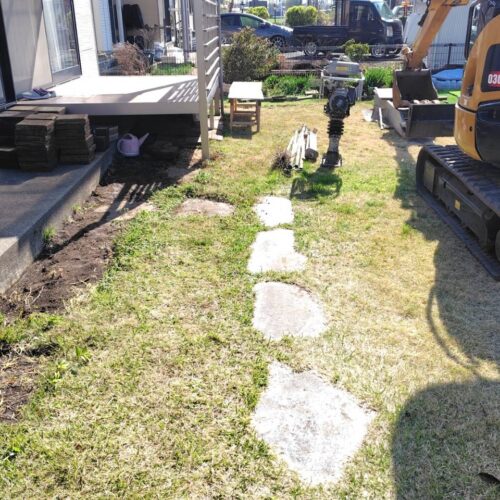 駐車場増設外構改修工事を本日より工事着工となります。既存平板等の撤去作業より工事開始です。