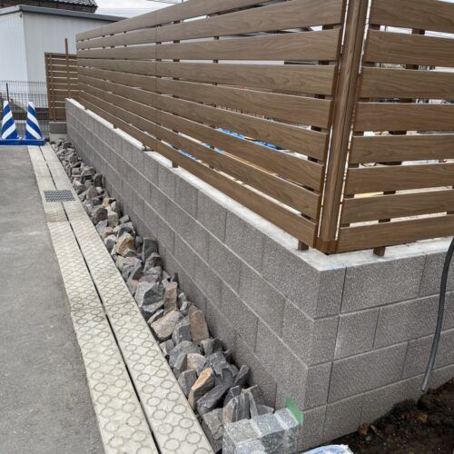 本日は南側の道路側のフェンス取り付けと防草シート敷き及び6号砕石入れ後にドランロックの設置作業となります。