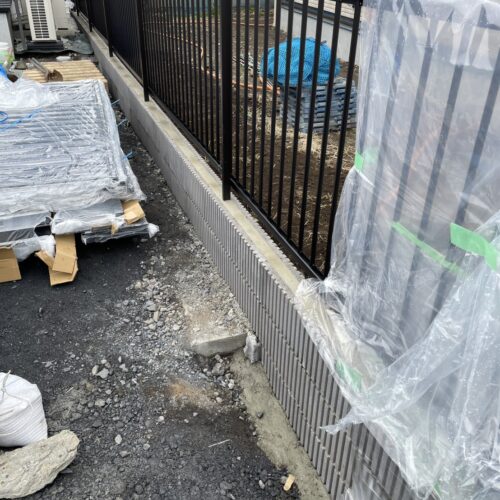 本日は西側境界側のフェンスの取り付け作業となります