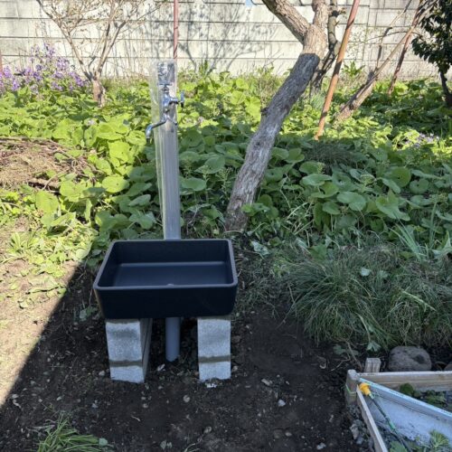 ブロックで高さを上げて配管を立ち上げて水受けのパンを設置し北側の立水栓の設置作業完了となります。