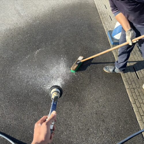 本日の作業の終了後に前面道路の水洗い清掃となります。