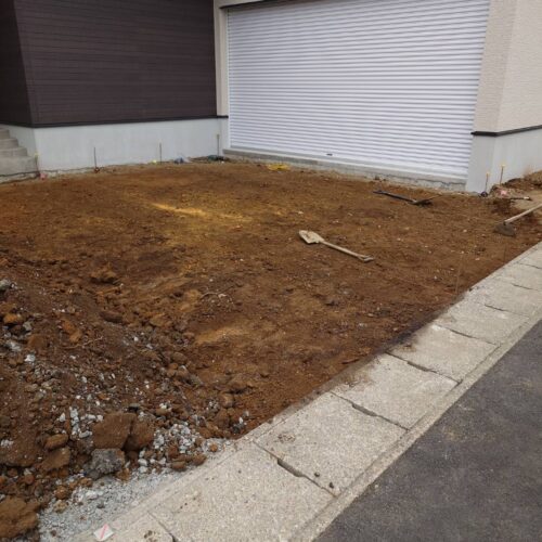 駐車場及びアプローチ部分の掘削作業となります。