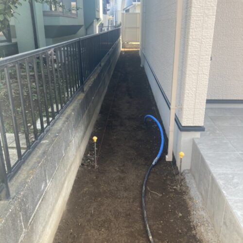 建物周りの砂利敷き部分の高さ調整と整地作業です。