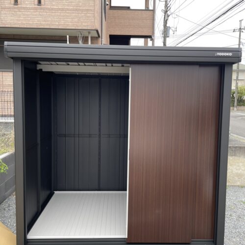 本日はお庭にて物置の設置作業となります。