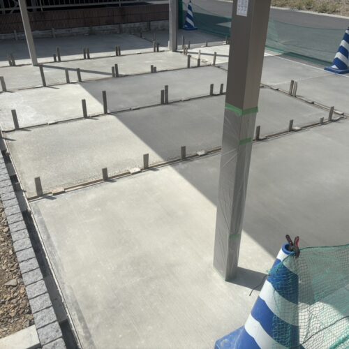 駐車場の土間コンクリートの打設後の養生となります。