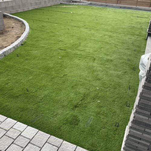 本日はお庭の人工芝張りの作業となります。
