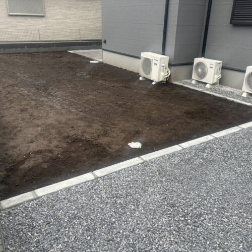 工事作業も順調に進みましてお庭への芝張りの作業準備となります。