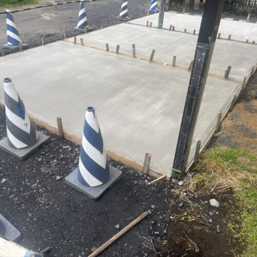 カーポート駐車場のコンクリート打設後の養生となります。