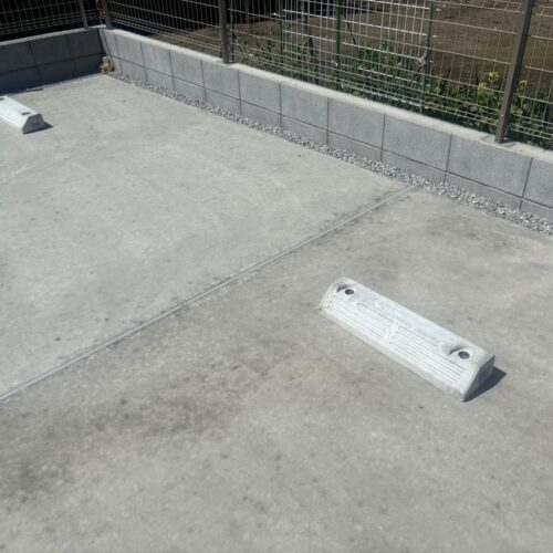 駐車場のコンクリート部分への車止めを仮り置きにて置かせて頂きました。お車を入れて頂きまして車止めの位置をご確認ください。