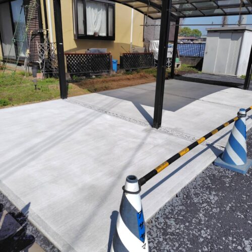 カーポート駐車場のコンクリート打設後の型枠の脱枠作業となります。コンクリートの方はもうしばらく養生中となります。