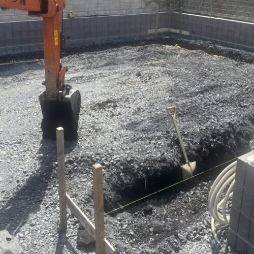 駐車場ガレージ工事作業開始となります。ガレージ基礎部分の掘削作業となります。